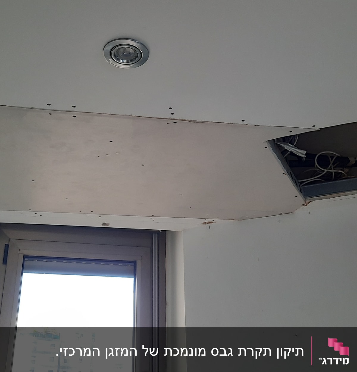 תקרת גבס עם פתח חשוף וחוטי חשמל